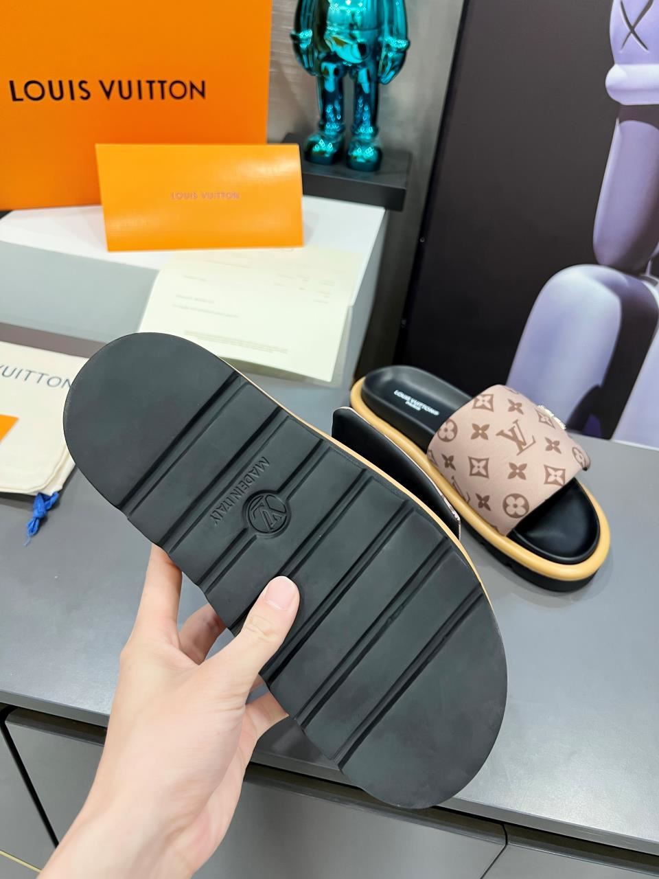 Louis Vuitton Slippers